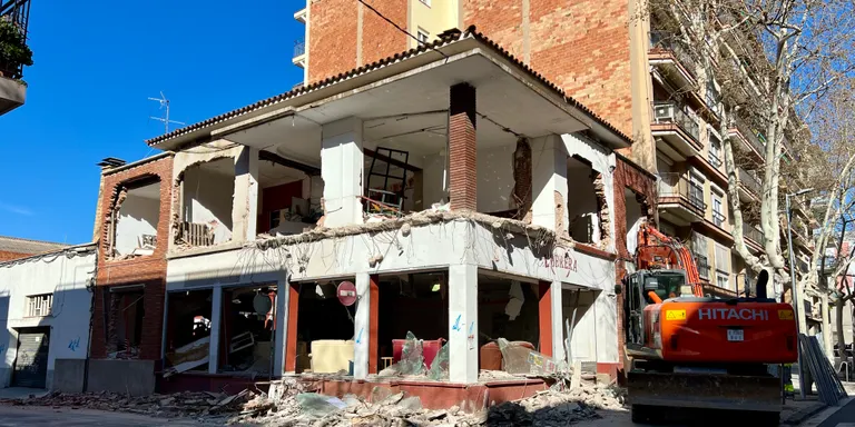 Els Mossos desallotgen i enderroquen el centre social ocupat l'Obrera de Sabadell