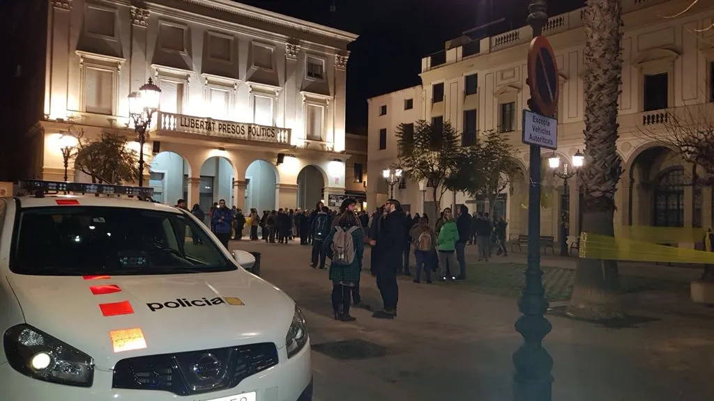 Un centenar de persones rebutja la violència feixista