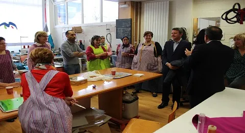 VISITA A LA EMPRESA DE INSERCIÓN HAZLAN DEDICADA AL ARREGLO DE ROPA Y CONFECCIÓN, ASÍ COMO A SERVICIOS DE PROXIMIDAD
