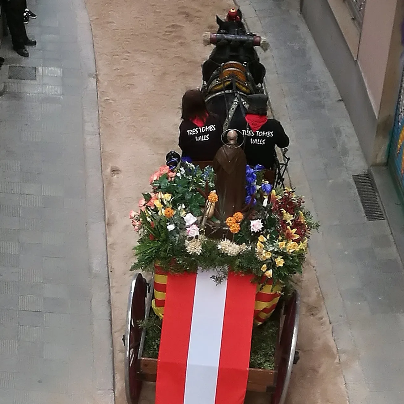 Tornen els Tres Tombs vallencs