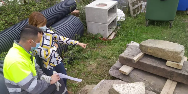 Localitzen en un polígon de Vic les lloses sostretes de la resclosa del Molí dels Sorts de Taradell