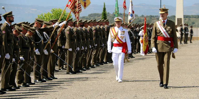 Alcaldes del Pallars planten Felip VI en l'acte d'entrega de despatxos a l'Acadèmia militar de Talarn