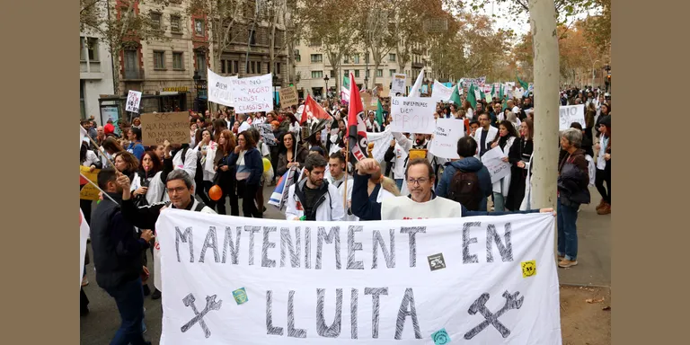 Tres mil sanitaris es manifesten pel centre de Barcelona contra el tercer conveni de l’ICS