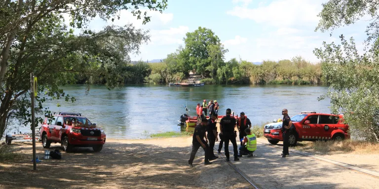 Localitzen un cadàver en un vehicle enfonsat al pas de barques de Miravet