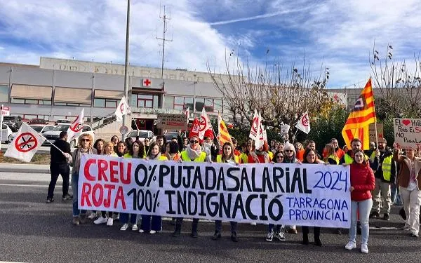 Treballadors de la Creu Roja a Tarragona tallen l'N-240 per exigir una pujada salarial