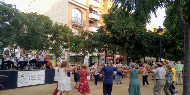 L'Associació Mare Nostrum organitza ballades de sardanes aquest estiu la plaça de les Mèlies