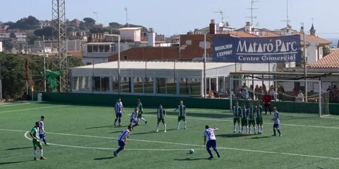 El primer equip del CF Arenys perd davant del líder