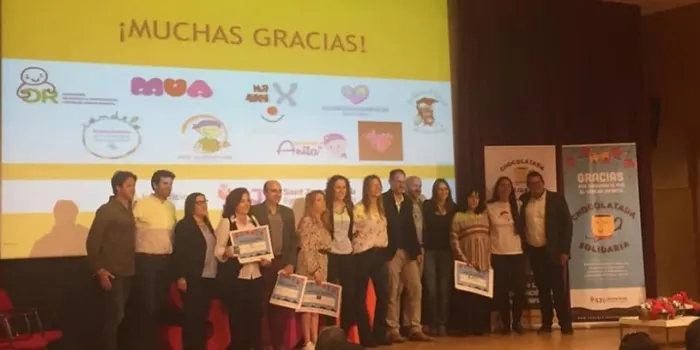 ‘Aniol, sempre amb un somriure’ entrega els diners recollits amb la xocolatada solidària