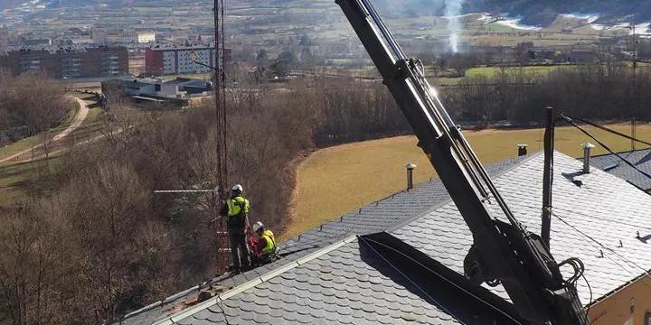Desmantellades les antenes dels antics estudis de RàdioSeu a Castellciutat