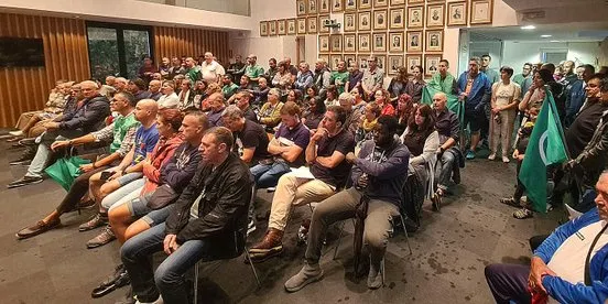 Protesta silenciosa dels treballadors de l’Ajuntament al ple de Blanes