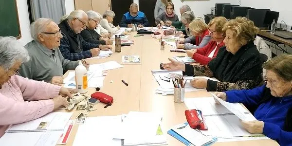 Una vintena d’avis i àvies d’Altafulla gaudeixen del taller de memòria i creació artística