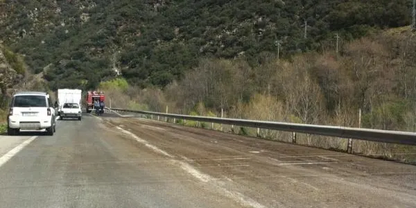 Un camió de fems perd la càrrega a la N-145