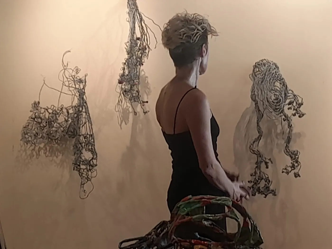 HELENA ELBUSTO EXPONE EN TORRE LUZEA (ZARAUTZ): LAS ESCULTURAS HABITAN, DEJAN RASTROS
