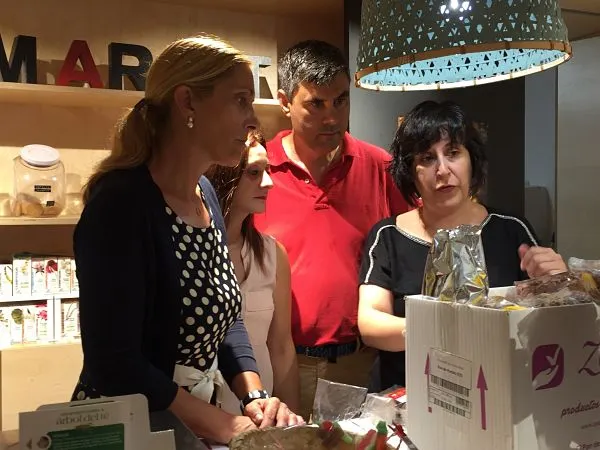 La iniciativa “Aliments Solidaris” ja ha reunit el suport de sis establiments vallencs