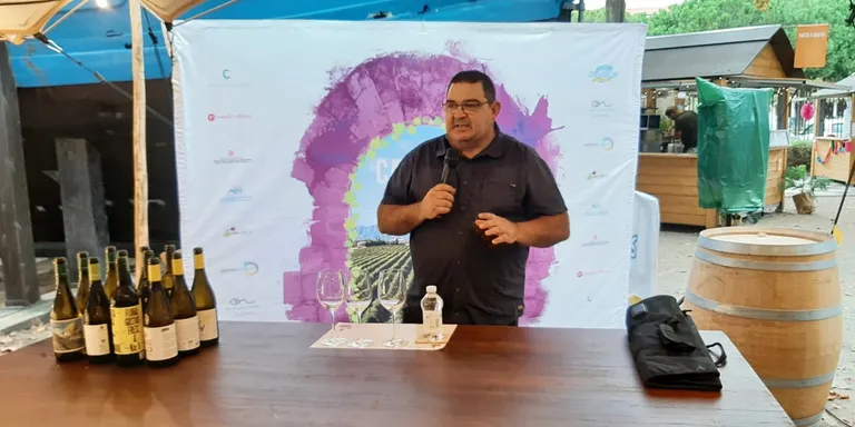 El grup 'Collita del 52' participa en un tast de vins durant la mostra “Cambrils, entrada al país del vi”