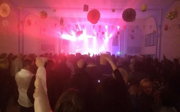 Un Casal La Violeta ple de gom a gom dóna la benvinguda al 2017 a Altafulla