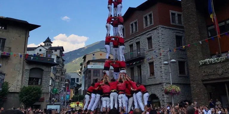 Alçat per primera vegada un castell de 9 al Pirineu