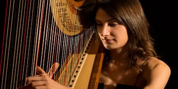 El grup d’Arpes de l’Escola Municipal de Música d’Altafulla actua al Museu Víctor Balaguer de Vilanova i la Geltrú