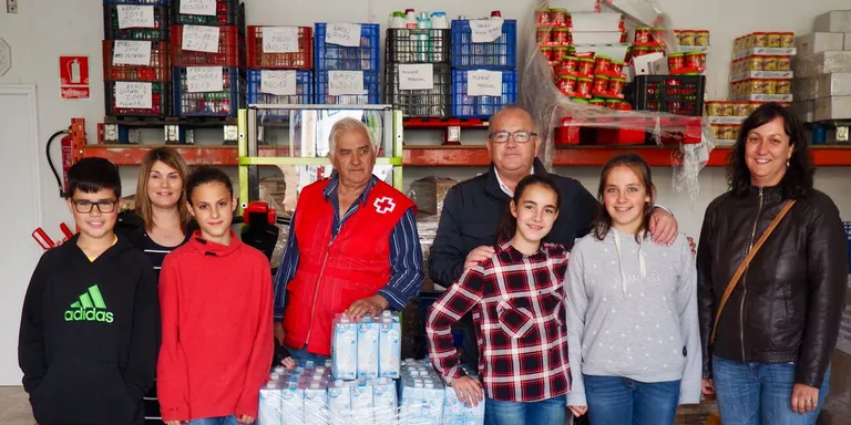 Alumnes de l'Escola Albert Vives aporten 240 litres de llet al projecte Aliments per la Solidaritat