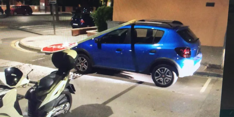 La Policia Local identifica dos joves per arrencar un senyal d’STOP que intentaven deixar travessat a la calçada