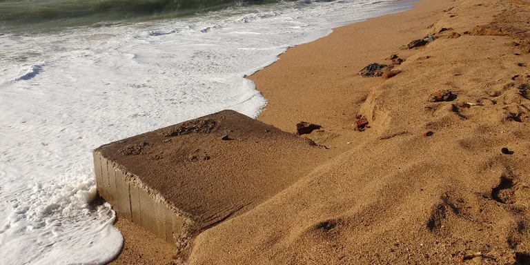 El darrer temporal de mar de ponent i garbí s'ha endut milers de tones de sorra de la platja de Pineda