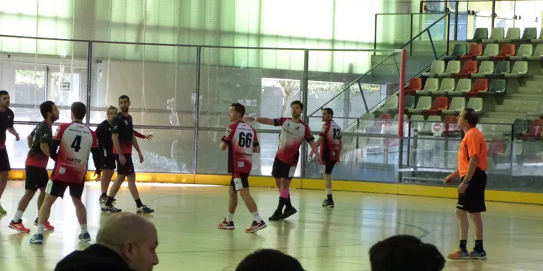 Bones sensacions en handbol i vòlei