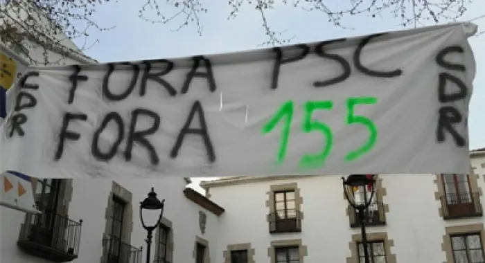 La pancarta fa dies que està penjada davant l'Ajuntament