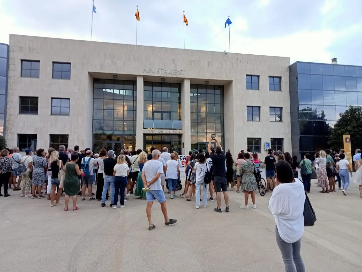 Més d’un centenar de persones es concentren per rebutjar l’agressió homòfoba la matinada de la Diada