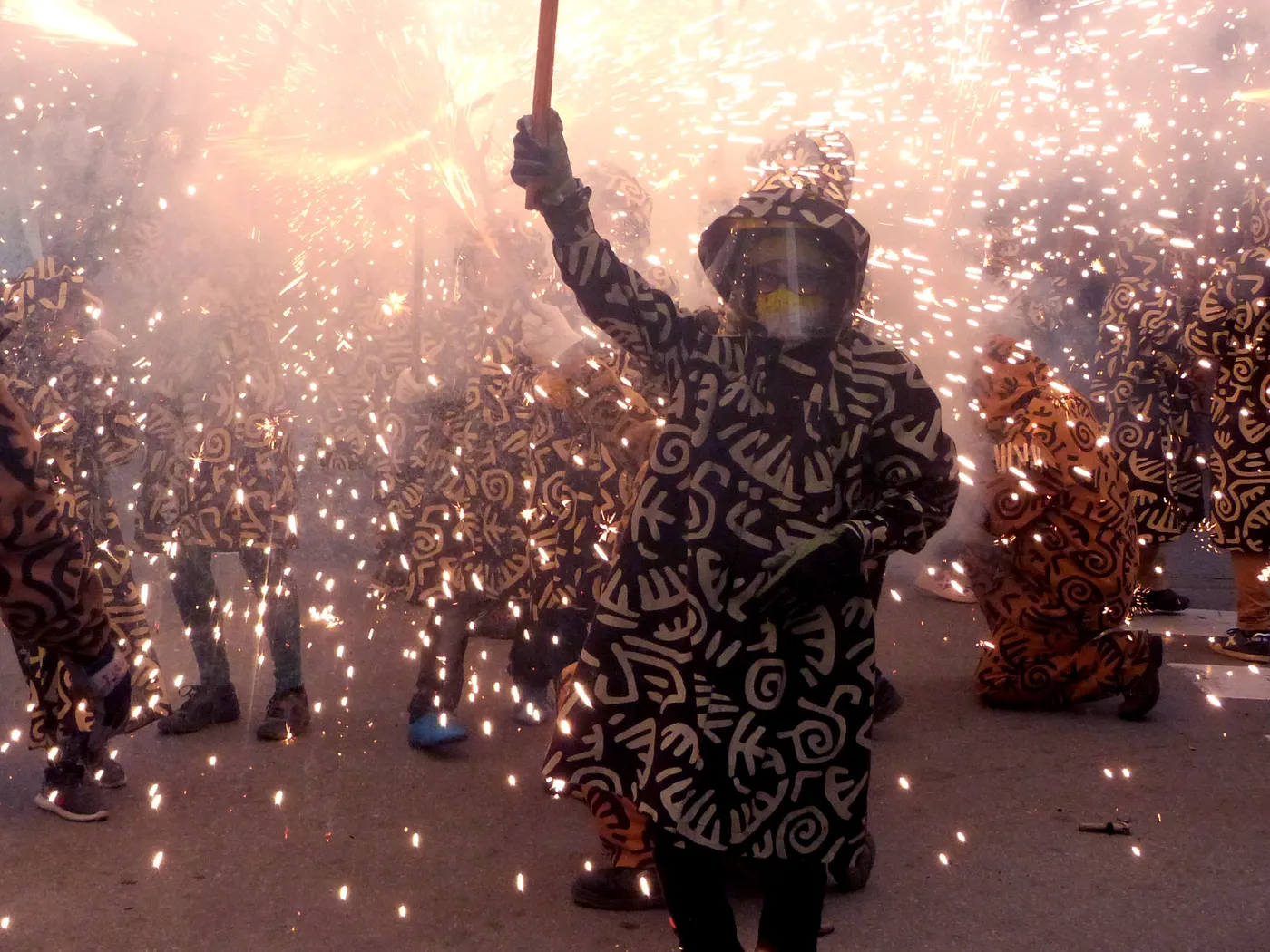 Els diables més petits gaudeixen en un nou i divertit correfoc infantil