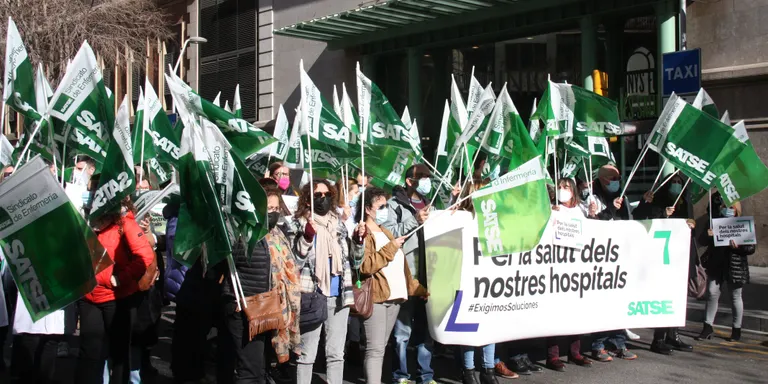 Infermeres i fisioterapeutes protesten per "l'extrema gravetat" de la salut dels hospitals catalans