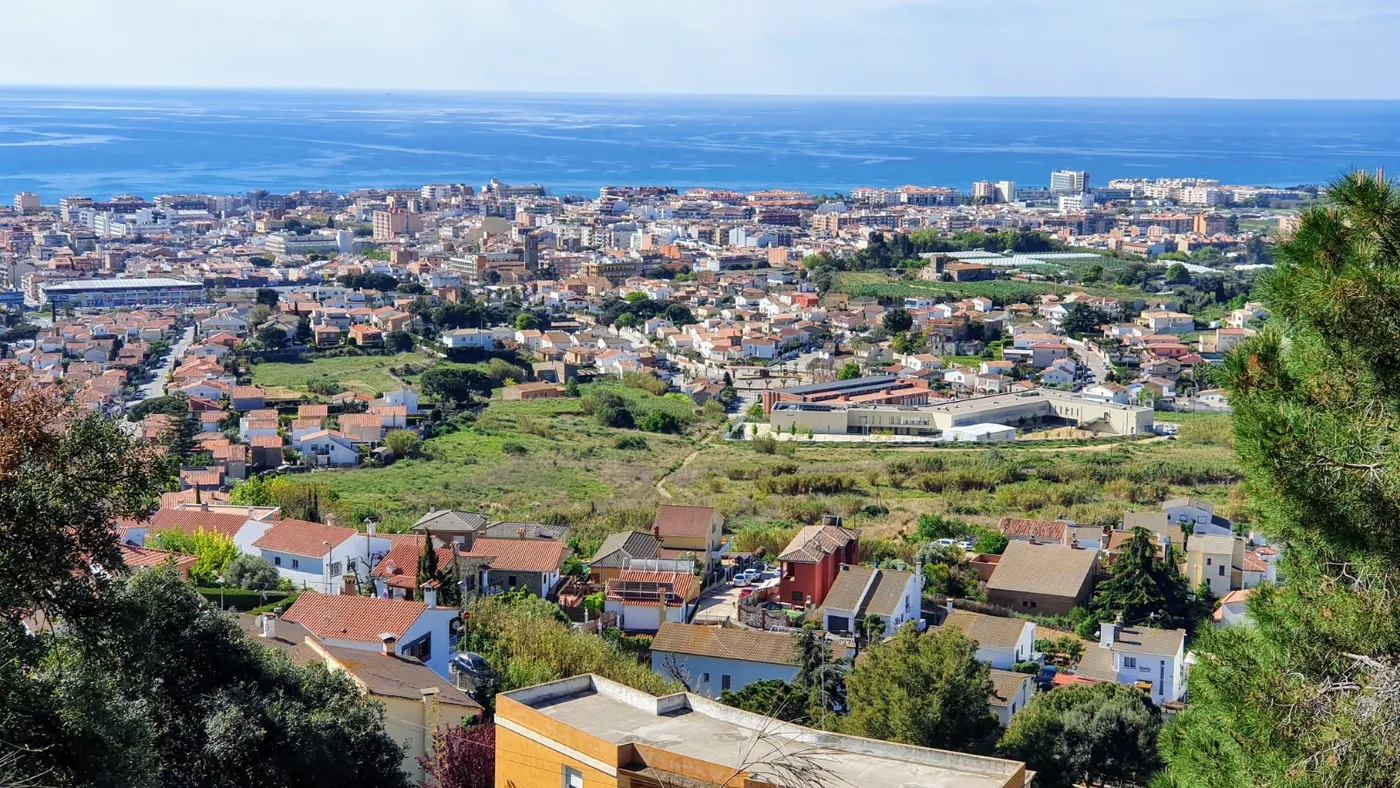 Pocs núvols, calor d'estiu i mar ben plana