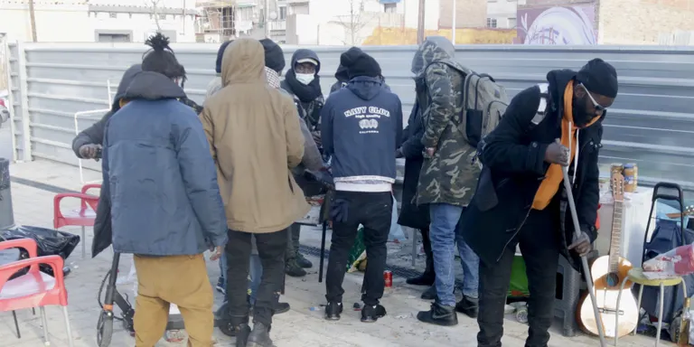 Els desallotjats del carrer Progrés de Badalona acampen davant la nau: "No tenim on dormir i ens quedarem aquí"