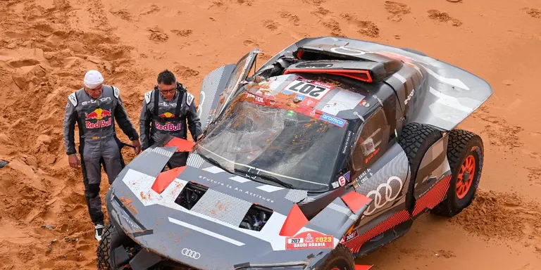 Lucas Cruz i Carlos Sainz abandonen el Dakar en no poder reparar l’Audi després del darrer accident