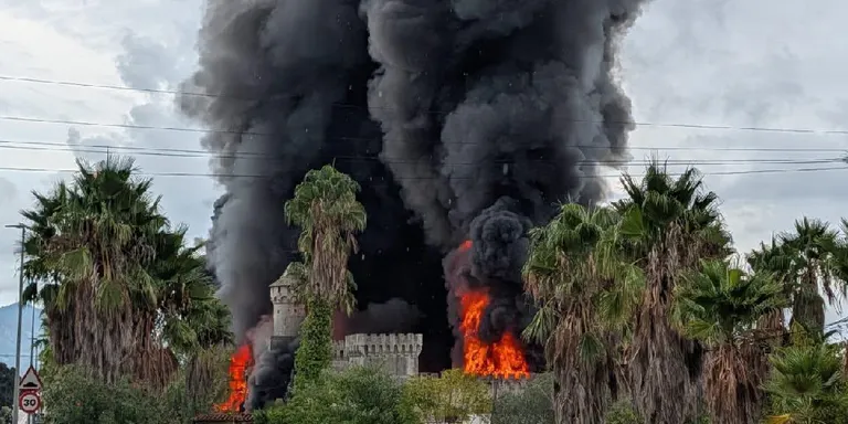 Un incendi crema l'antic restaurant El Álamo d'Alcover