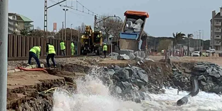 La R1 tallada entre Pineda i Malgrat de Mar en ambdós sentits per la via descalçada a causa del temporal