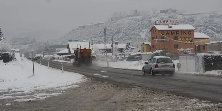 Accident d'un camió cisterna a la carretera N-145, a la Farga de Moles