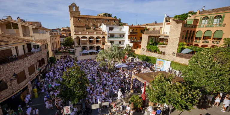 Milers de visitants passen per la 20a Fira d'Indians de Begur