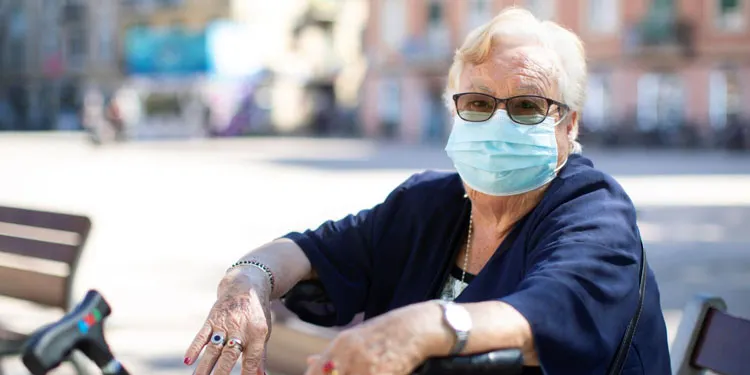 Utrera vive sus primeros días sin mascarillas en la calle