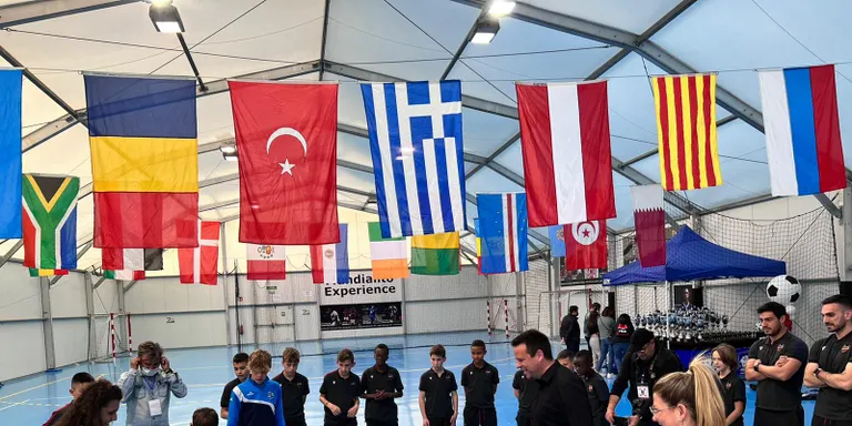 L’alcalde de Cambrils fa el servei d’honor del Mundialito de futbol base