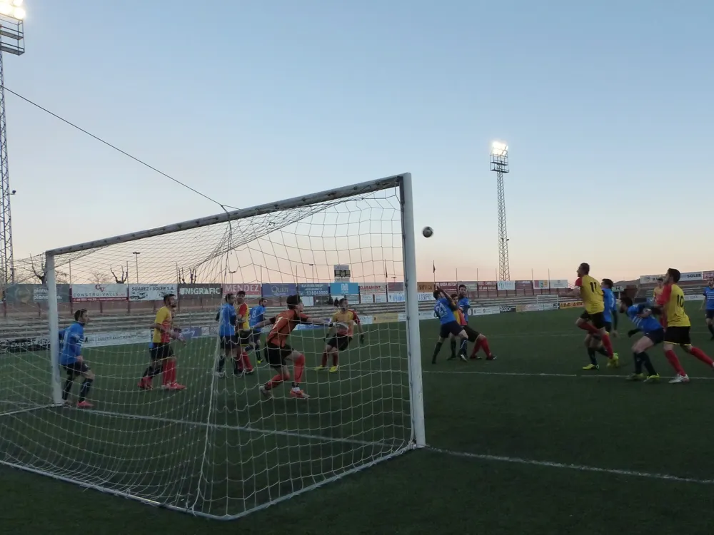 Una de les ocasions del Veinti a Igualada amb la rematada de Polilla a la sortida d'un corner