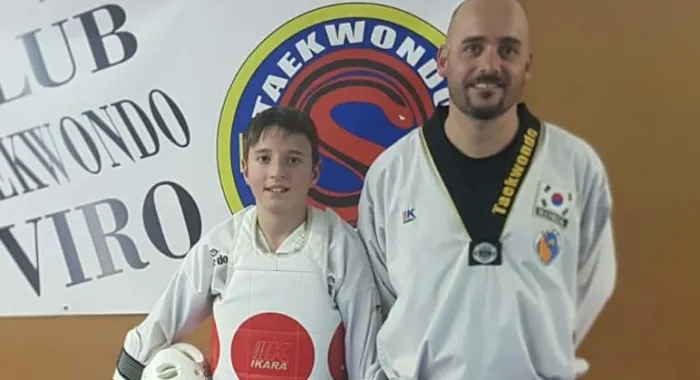 Jaume NiÃ±o acompanyat del seu entrenador, Jordi Vives ( Foto: Club Taekwondo Viro )