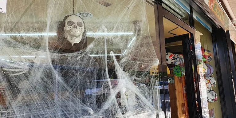 Gent de Pineda sorteja un cap de setmana a Port Aventura a la campanya de 'Halloween'