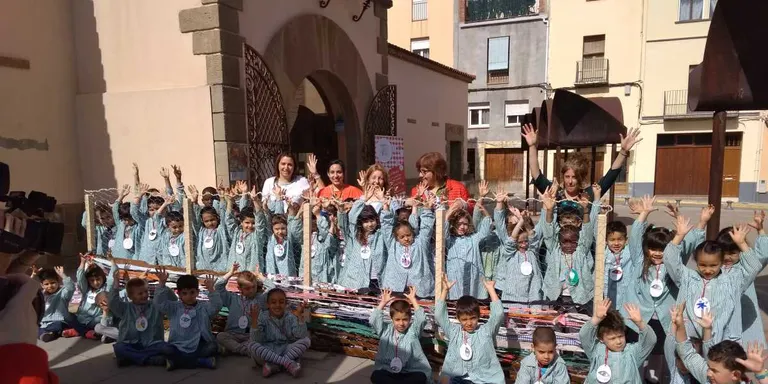 Els alumnes de P5 del Macià-Companys fan un tapís per commemorar el 10è aniversari de la mort de Guinovart