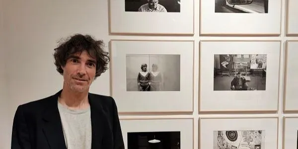 L'exposició fotogràfica 'Espais d'introspecció', del tarragoní Lluc Queralt, retrata 70 artistes als seus tallers
