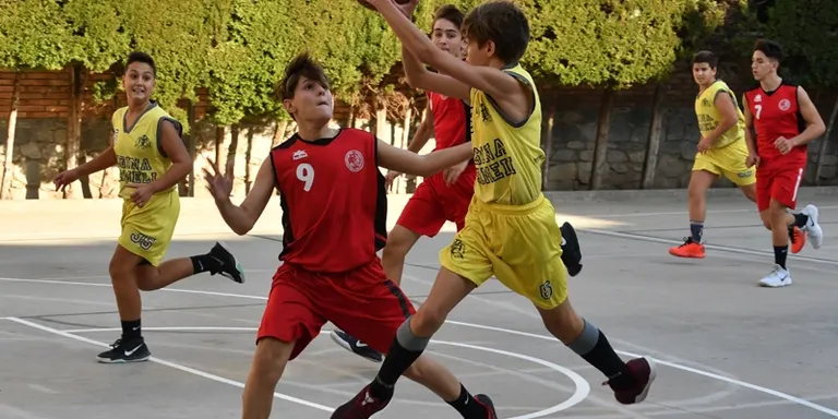 L’escola Regina Carmeli presenta una cantera de futur pel bàsquet