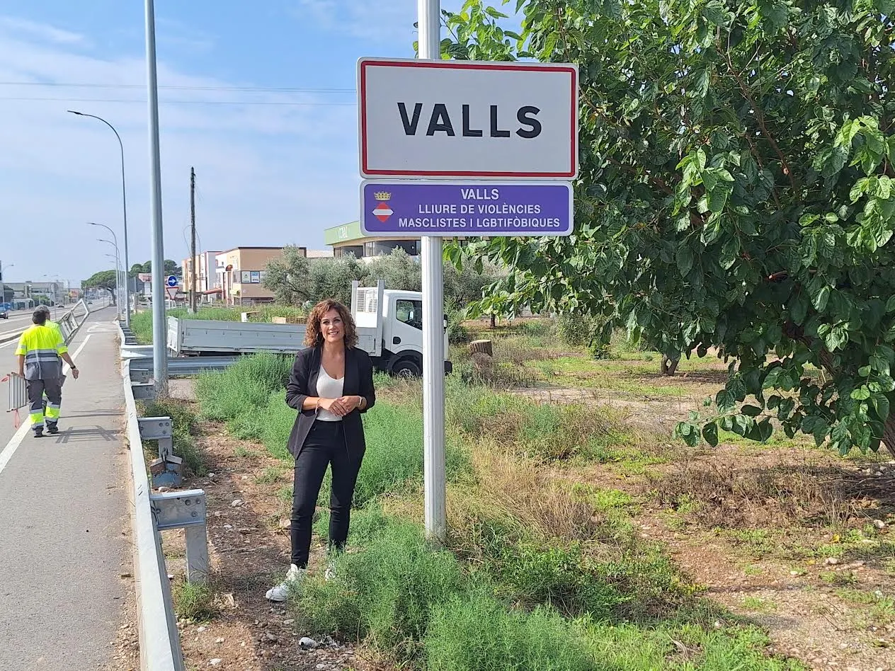 S’instal·len senyals a les entrades de la ciutat amb el lema “Valls, lliure de violències masclistes i lgbtibòfiques”