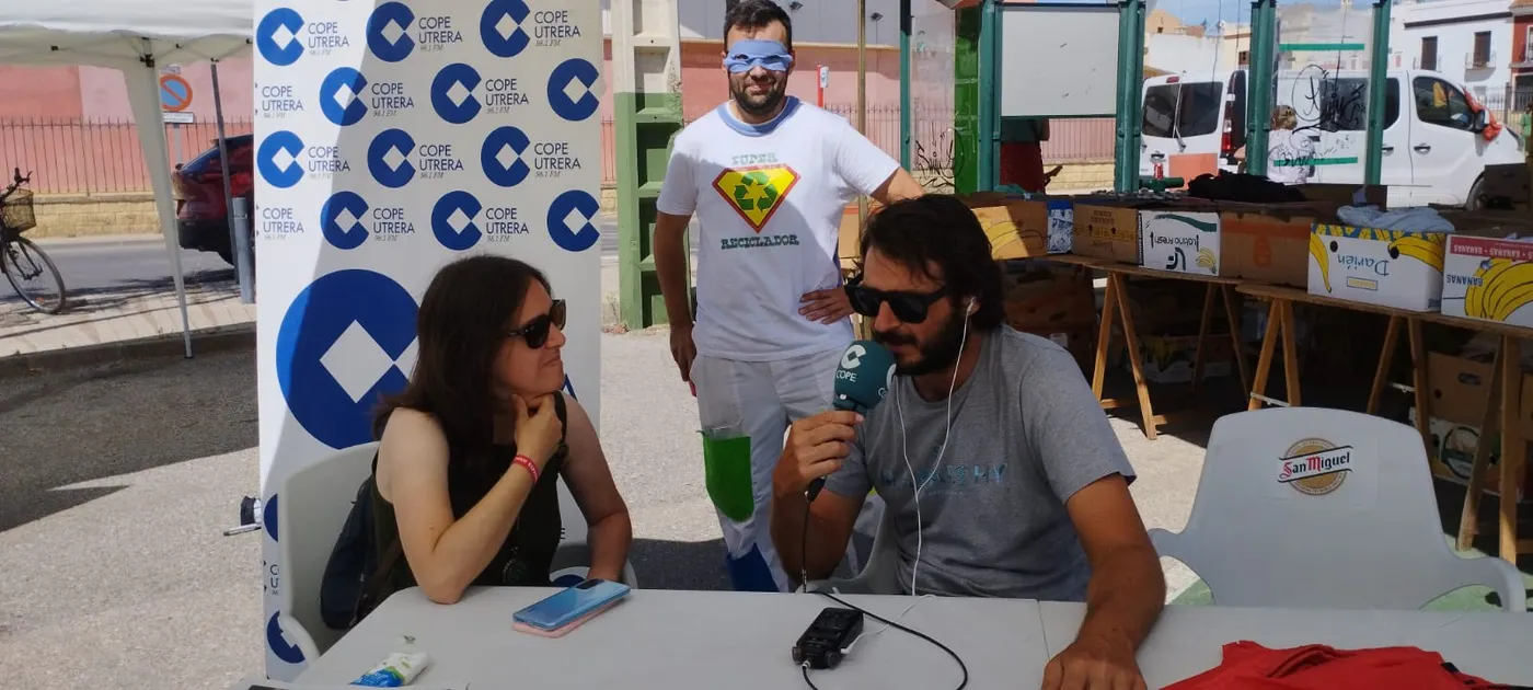 COPE Utrera (98.1 FM) y Ecoembes llevan la radio al mercadillo de Utrera
