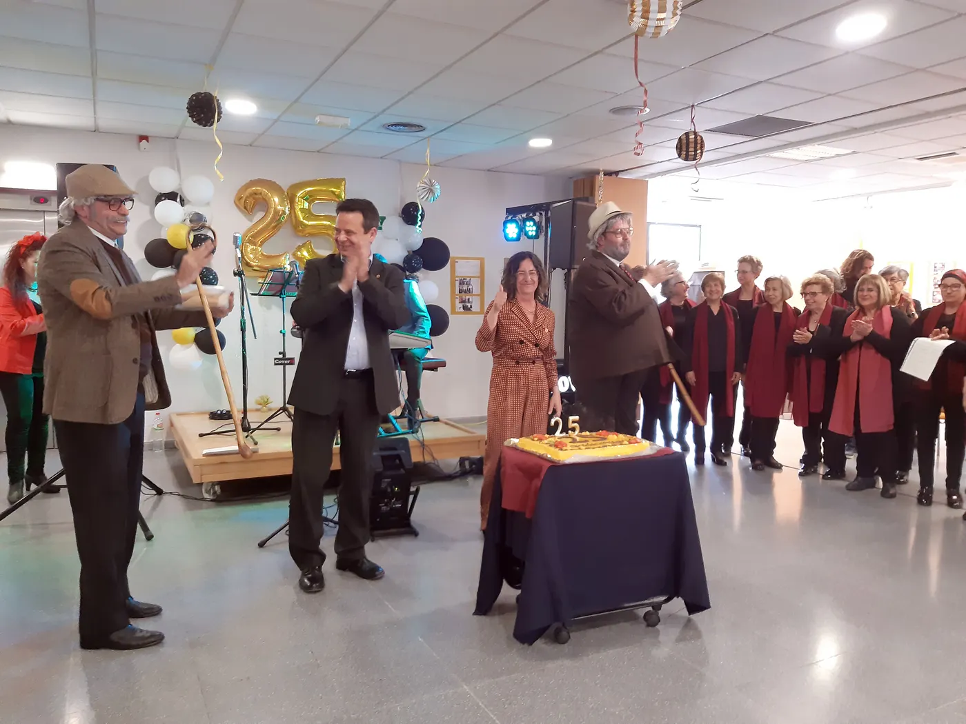 Unes 200 persones celebren el 25è aniversari del Casal Municipal de la Gent Gran de Cambrils