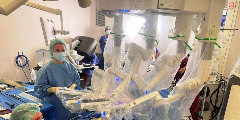 L’Hospital de Bellvitge practica la primera reducció d'estómac amb cirurgia robòtica de Catalunya