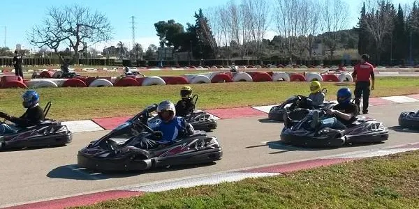 Una trentena de persones donen el tret de sortida a Altafulla a les Kàrting Series 2016